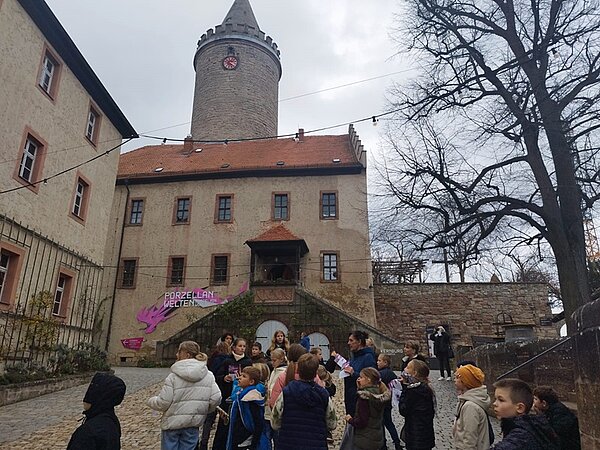 Kultur- und Bildungsreise in die Toskana Thüringens Die Kinder und ihre Lehrkräfte besuchen die Porzellan Welten.