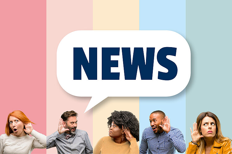 Alumni im Gespräch Die Aufschrift "News" in dunkelblauen Lettern steht in einer weißen Sprechblase. Darunter sind fünf Personen nebeneinander zu sehen, die sich alle eine Hand ans Ohr halten und überrascht schauen. Der Hintergrund ist bunt gestreift.