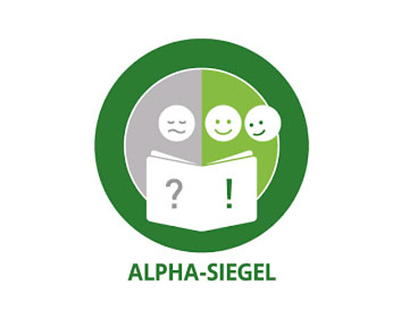 Senatorin Scheeres verleiht Berliner Schulen Alpha-Siegel