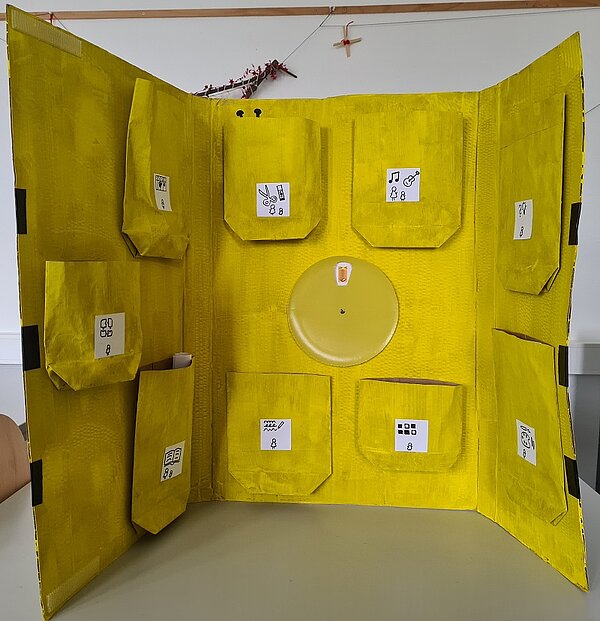 Schüler*innen gestalten kreative Lapbooks