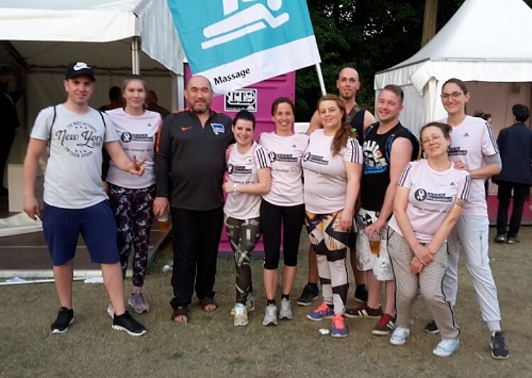 Schüler der Euro Akademie massieren beim AVON Frauenlauf