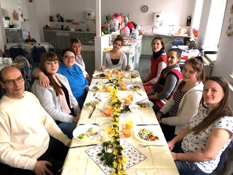 Zukünftige Altenpfleger kochen für Diabetiker
