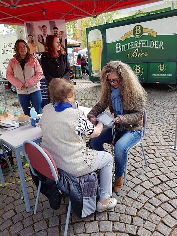 14. Seniorenmarkt auf dem Bitterfelder Marktplatz