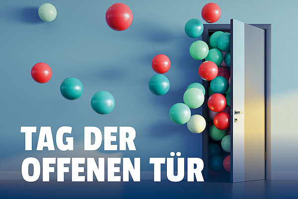 Das Bild zeigt eine teilweise geöffnete Tür, aus der eine große Menge bunter Ballons strömt. Die Ballons haben hauptsächlich rote, grüne und blaue Farben. Der Hintergrund ist in einem kühlen Blauton gehalten, was die Farbakzente der Ballons noch stärker hervorhebt. Unterhalb der Szene steht in großen weißen Buchstaben der Text „TAG DER OFFENEN TÜR“, was auf ein Ereignis hinweist, bei dem Besucher willkommen sind, hereinzuschauen und sich umzusehen.