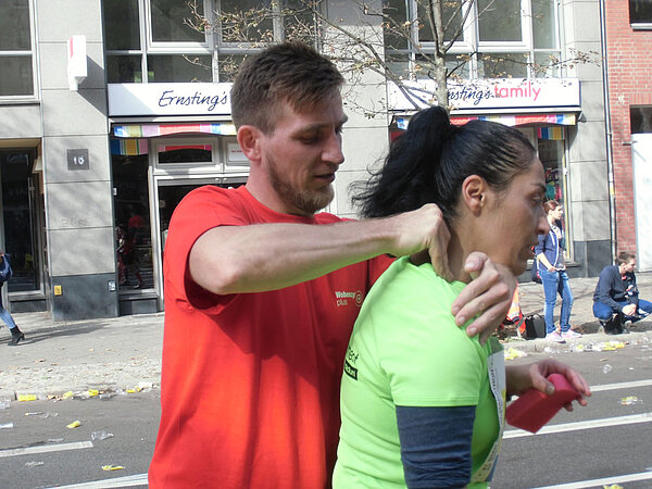 Massage-Schüler beim Marathon