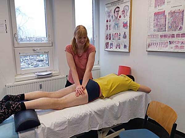 Angehende Physiotherapeuten trainieren Fußballer