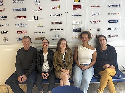 Auszubildende posieren mit einem Lehrer in Barcelona für ein Gruppenbild. 