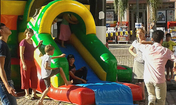 Auf gute Nachbarschaft! – Erzieher beim Begegnungsfest aktiv