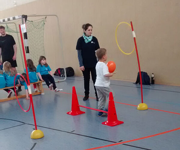 Angehende Kinderpfleger beim Sportfest der Kindergärten des Landkreises