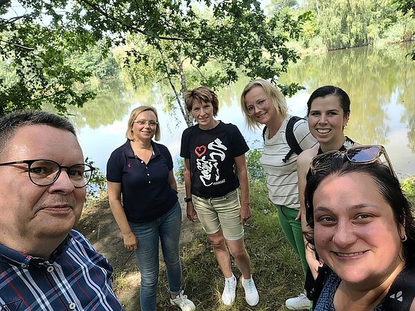 Gesundheitstag in Hohenstein-Ernstthal Mitarbeitende der Euro Akademie und der Euro-Schulen Hohenstein-Ernstthal posieren für ein Selfie