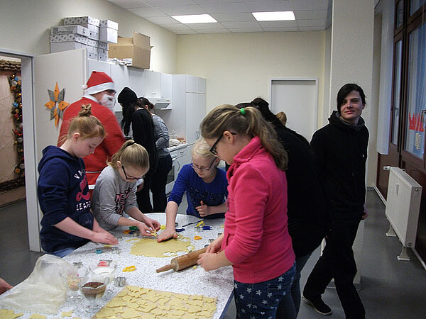 Weihnachtsbacken und –basteln mit Grundschülern