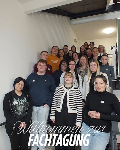 Foto von einer Gruppe von Schüler*innen mit der Aufschrift "Willkommen zur Fachtagung"