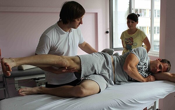 Physiotherapie: Praxisunterricht mit Leistungssportlern