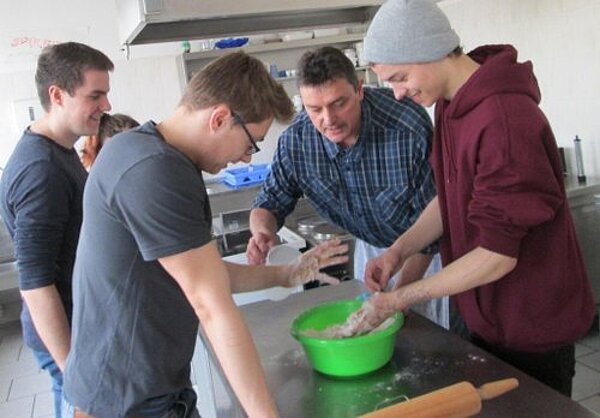 Plätzchenbacken für das Projekt "Weihnachtsstreetwork"