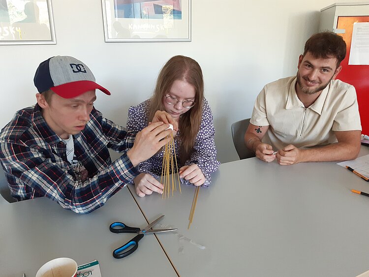 Unsere neuen Schüler*innen und die Marshmallow Challenge