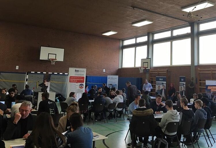 Berufsbasar im Martin-Behaim-Gymnasium