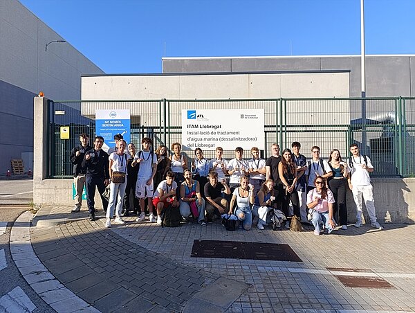 Fotografische Souvenirs vom Erasmus-Austausch in Barcelona Gruppenfoto aller Schülerinnen und Schüler vor einem Gebäude.