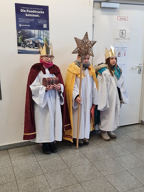 Sternsinger besuchen die Euro Akademie und die Euro-Schulen Berlin Die kleinen Sternsinger posieren zauberhaft verkleidet als Caspar, Melchior und Baltasar für ein Foto.