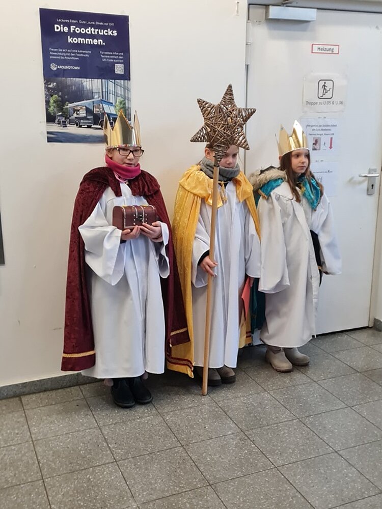 Sternsinger besuchen die Euro Akademie und die Euro-Schulen Berlin Die kleinen Sternsinger posieren zauberhaft verkleidet als Caspar, Melchior und Baltasar für ein Foto.