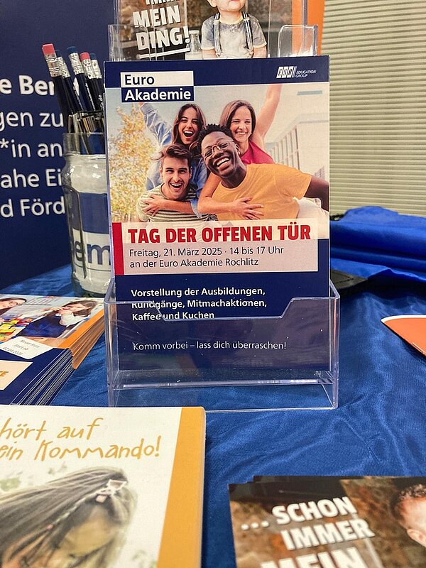 Close Up auf den Flyer zum Tag der offenen Tür an der Euro Akademie Rochlitz.