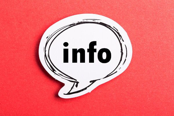 Auf rotem Hintergrund befindet sich eine weiße Sprechblase mit dem schwarzen Schriftzug "info".