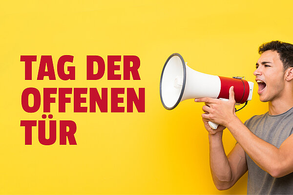 Tag der offenen Tür Rechts im Bild ist ein junger Mann im T-Shirt mit einem Megaphon zu sehen, das er mit beiden Händen zu seinem Mund gehoben hat, den er scheinbar zu einem Ruf geöffnet hat. Links daneben ist die Aufschrift "Tag der offenen Tür" in roten Lettern zu sehen. Der Hintergrund ist gelb.