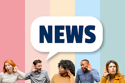 Die Aufschrift "News" in dunkelblauen Lettern steht in einer weißen Sprechblase. Darunter sind fünf Personen nebeneinander zu sehen, die sich alle eine Hand ans Ohr halten und überrascht schauen. Der Hintergrund ist bunt gestreift.