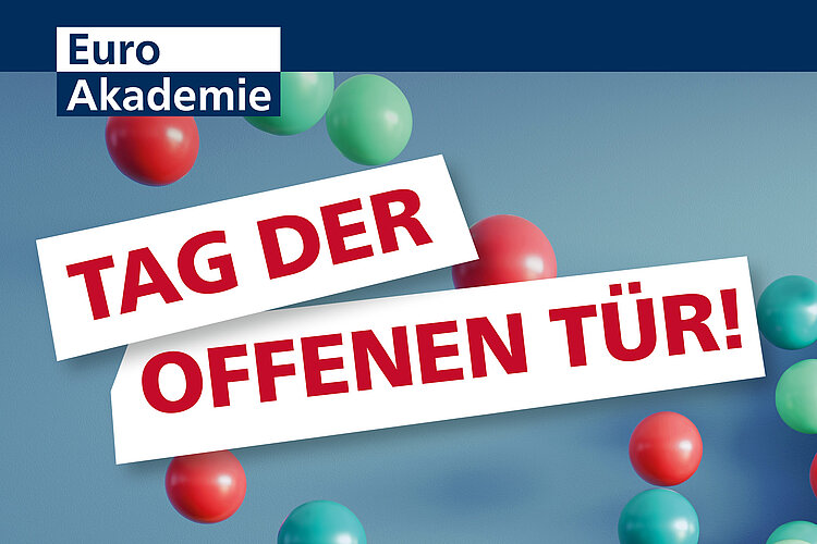 Auf zwei weißen Streifen steht in roter Schrift "Tag der offenen Tür!". Im Hintergrund sind viele rote und grüne fliegende Luftballons zu sehen. Links oben befindet sich das Logo der Euro Akademie.