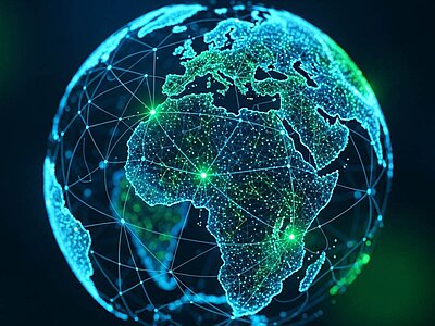Stilisierte digitale Darstellung der Erde, die von einem leuchtenden Netzwerk aus grünen und blauen Linien und Punkten überzogen ist. Das Netzwerk symbolisiert globale Vernetzung und digitale Kommunikation.
