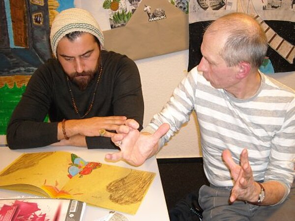 Kinderbuchillustrator Thomas Röhner besucht Erzieher-Klasse