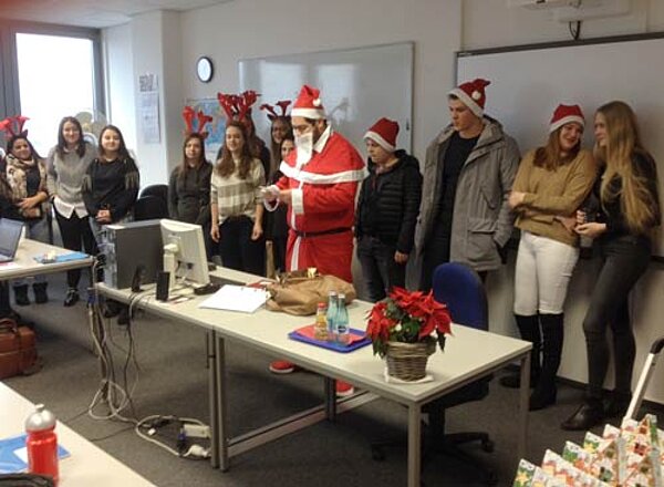 Nikolaus und "Anti-Nikolaus" zu Besuch an der Euro Akademie