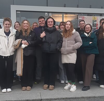 Schülerinnen und Schüler posieren für ein Gruppenfoto.