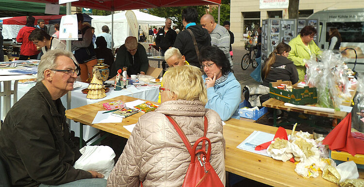 Klasse der Altenpflegehelfer mit Stand auf dem Seniorenmarkt