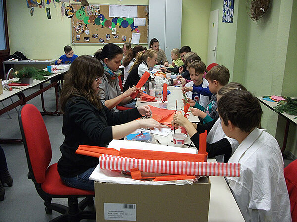 Weihnachtsbacken und –basteln mit Grundschülern