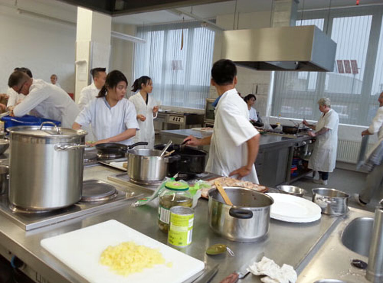 Vietnamesische und deutsche Altenpflegeschüler kochen und genießen zusammen