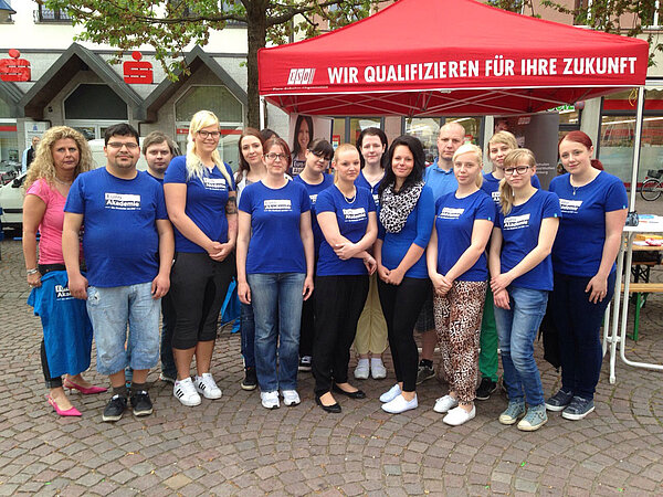 Altenpflegeklasse begeisterte mit vielfältigen Angeboten auf dem Seniorenmarkt