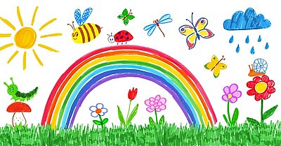Handgezeichnete, bunte Kinderzeichnung einer Sommerlandschaft mit Blumen, Schmetterlingen, Regenbogen, Sonne, Blumen, Marienkäfer, Raupe, Schnecke, Libelle, einer regnenden Wolke und einem Fliegenpilz.