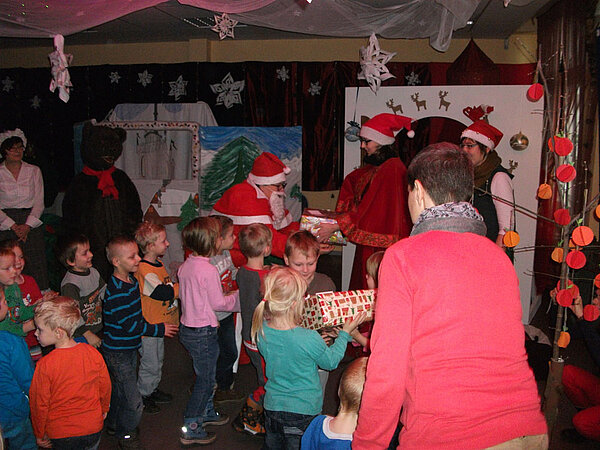 Kinderpfleger führten Weihnachtsmärchen auf