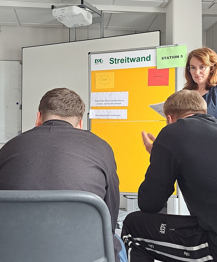 Mit Schwung zu mehr Nachhaltigkeit – ein Parcours macht Schule Die angehenden Sozialassisten der Euro Akademie Magdeburg sitzen im Klassenraum vor einem Flipchart und hören dem Vortrag einer Referentin zu.