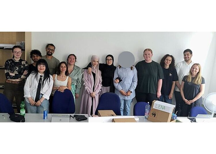 Gruppenfoto von den Teilnehmenden und der Dozentin des Medienkompetenztags an der Euro Akademie Hannover.