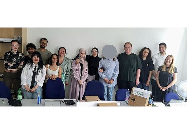 Gruppenfoto von den Teilnehmenden und der Dozentin des Medienkompetenztags an der Euro Akademie Hannover.