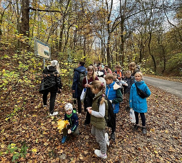 Kultur- und Bildungsreise in die Toskana Thüringens Kinder erkunden den herbstlichen Wald.
