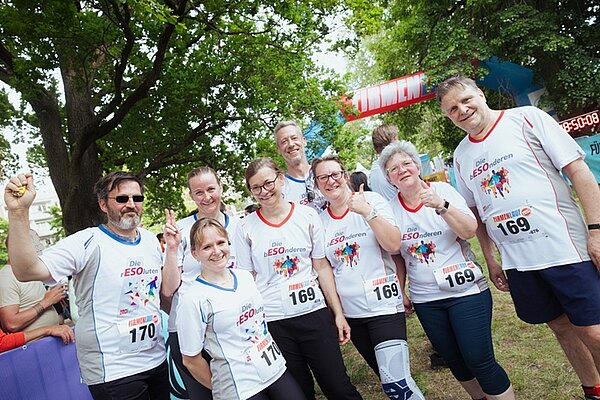 Wieder ein tolles Event in Dessau Bild zeigt die teilnehmenden Mitarbeiterinnen und Mitarbeiter der Euro Akdemie und Euro-Schulen am 11. Firmenlauf in Dessau, die gemeinsam und lächelnd für ein Gruppenfoto posieren.