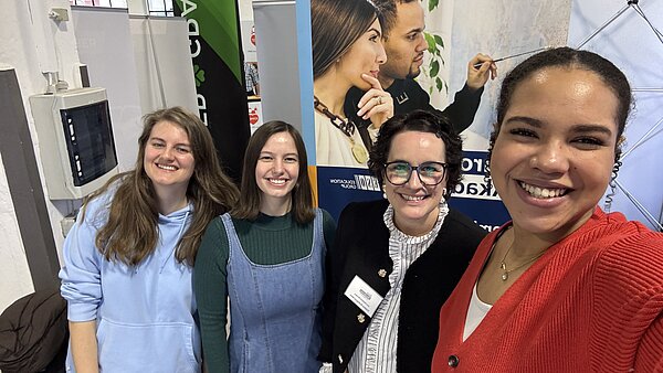 Gruppenbild mit vier fröhlich lächelnden Frauen am Messestand der Euro Akademie Bamberg