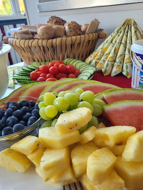 Nahaufnahme des frischen Obstes auf dem Frühstückstisch