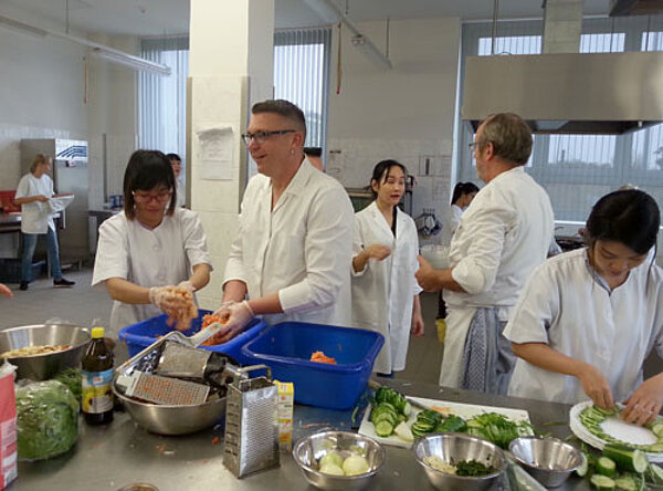 Vietnamesische und deutsche Altenpflegeschüler kochen und genießen zusammen