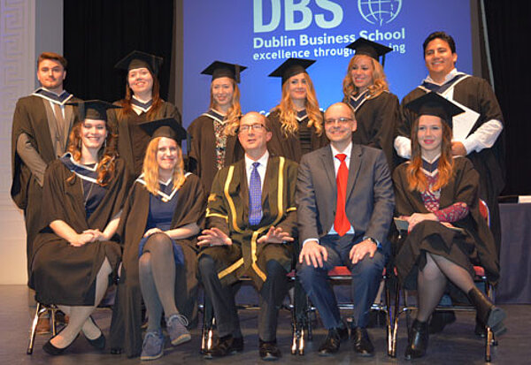 Bachelorabsolventen bekamen in Dublin Diplomurkunden überreicht