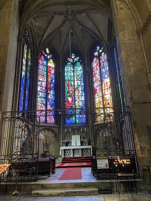 Schulfahrt nach Metz Blick auf den Altar und die beeindruckenden und großen Buntglasfenster der Kathedrale.