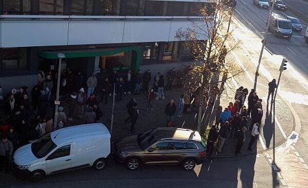 Euro Akademie und Euro-Schulen on Fire! Eine große Menschenmenge steht in einer Schlange vor einem Gebäude.