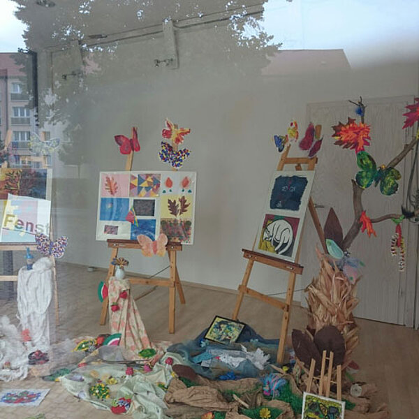Auszubildende gestalten Kunstfenster